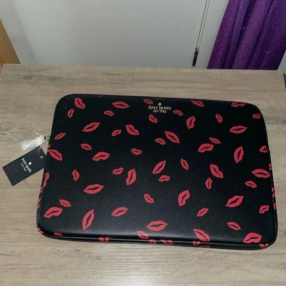 🆕💜Kate Spade New York lip toss padded laptop sleeve  15“ x 10“ NWT - Picture 1 of 6